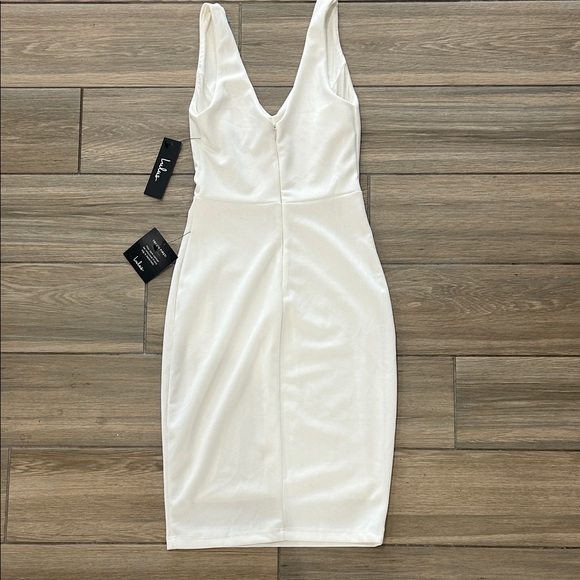 Elegant White Sleeveless Dress - Picture 4 of 6